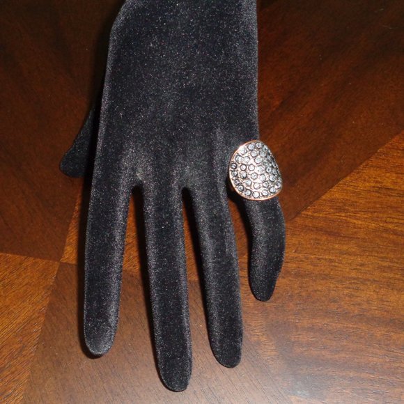 Black oval ring- costume jewelry - Picture 8 of 10